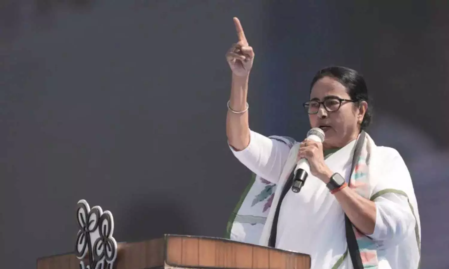 സി.എ.എ: അപേക്ഷിച്ചാൽ അഭയാർഥികളായും നുഴഞ്ഞുകയറ്റക്കാരായും മുദ്രകുത്തപ്പെടുമെന്ന് മമത സി.എ.എ: അപേക്ഷിച്ചാൽ അഭയാർഥികളായും നുഴഞ്ഞുകയറ്റക്കാരായും മുദ്രകുത്തപ്പെടുമെന്ന് മമത