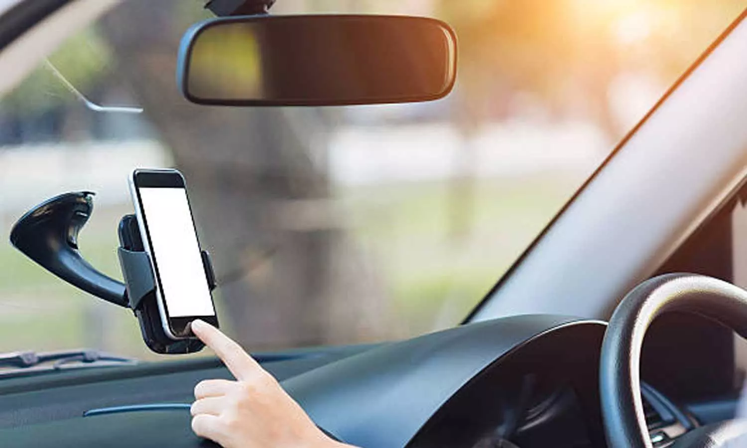 വാഹനമോടിക്കുമ്പോൾ ജി.പി.എസ് നാവിഗേഷൻ ഉപയോഗം: നിയമലംഘനമായി കണക്കാക്കപ്പെടും റോയൽ ഒമാൻ പോലീസ്