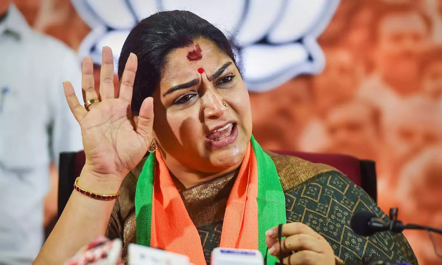 വനിതാശാക്തീകരണ പദ്ധതിയെ പിച്ചയെന്ന് വിശേഷിപ്പിച്ചു ഖുശ്ബുവിനെതിരെ തമിഴ്നാട്ടിൽ വൻ പ്രതിഷേധം വനിതാശാക്തീകരണ പദ്ധതിയെ പിച്ചയെന്ന് വിശേഷിപ്പിച്ചു ഖുശ്ബുവിനെതിരെ തമിഴ്നാട്ടിൽ വൻ പ്രതിഷേധം