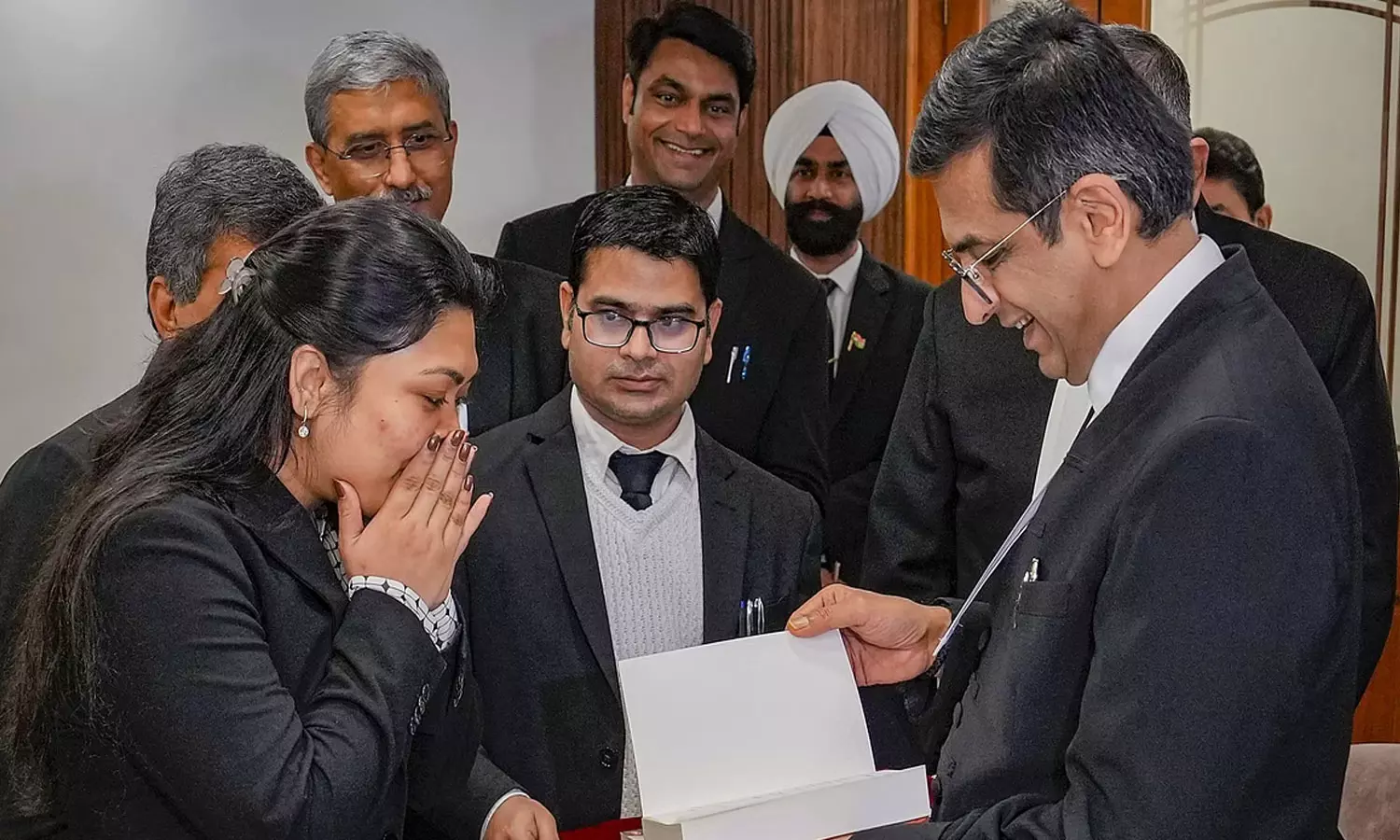 സുപ്രിം കോടതിയിലെ പാചകക്കാരന്റെ മകള്ക്ക് നിയമത്തില് ഉന്നത സ്കോളര്ഷിപ്പ്; അഭിനന്ദനവുമായി ചീഫ് ജസ്റ്റിസും ജഡ്ജിമാരും സുപ്രിം കോടതിയിലെ പാചകക്കാരന്റെ മകള്ക്ക് നിയമത്തില് ഉന്നത സ്കോളര്ഷിപ്പ്; അഭിനന്ദനവുമായി ചീഫ് ജസ്റ്റിസും ജഡ്ജിമാരും