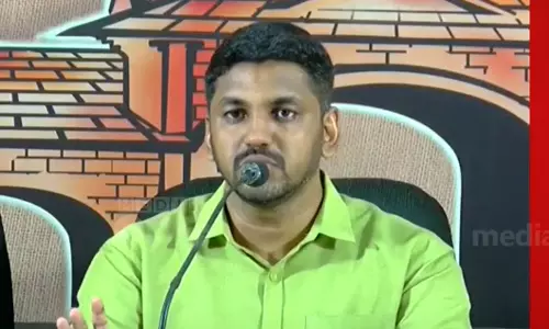 ആകാശവാണിയിലേക്ക് മാർച്ച് നടത്തിയ പ്രവർത്തകർ ട്രെയിന്‍ തടഞ്ഞെന്ന്  പോലീസ് റിമാൻഡ് റി​പ്പോർട്ട് തയ്യാറാക്കിയെന്ന് ഫ്രറ്റേണിറ്റി