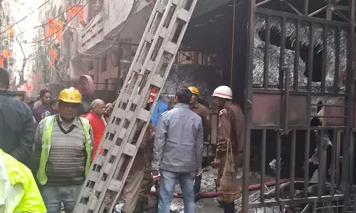 ഡൽഹിയിൽ  വൻ തീപിടുത്തത്തിൽ രണ്ട് കുട്ടികളടക്കം 4 പേർ വെന്തുമരിച്ചു