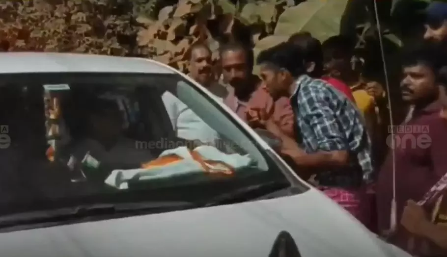 കെ.സുധാകരനെയും സജീവ് ജോസഫ് എം.എൽ.എയെയും തടഞ്ഞ് യു.ഡി.എഫ് പ്രവർത്തകർ കെ.സുധാകരനെയും സജീവ് ജോസഫ് എം.എൽ.എയെയും തടഞ്ഞ് യു.ഡി.എഫ് പ്രവർത്തകർ