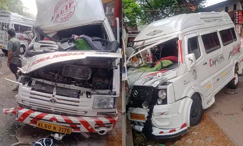 Kozhikode traveler ambulance accident, Eight injured in an ambulance and traveler accident in Kozhikodes Puthuppady