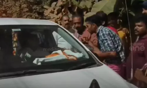 കെ.സുധാകരനെയും സജീവ് ജോസഫ് എം.എൽ.എയെയും തടഞ്ഞ് യു.ഡി.എഫ് പ്രവർത്തകർ