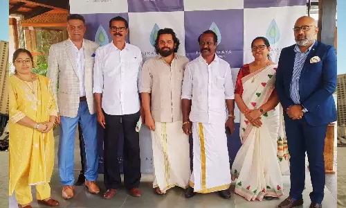 ഇ.പി ജയരാജൻ - രാജീവ് ചന്ദ്രശേഖർ ബിസിനസ് ഇടപാട് ആരോപണം; ഇ പിയുടെ കുടുംബവും നിരാമയ ജീവനക്കാരും ഒന്നിച്ചുള്ള ചിത്രം കോൺഗ്രസ് പുറത്തുവിട്ടു ഇ.പി ജയരാജൻ - രാജീവ് ചന്ദ്രശേഖർ ബിസിനസ് ഇടപാട് ആരോപണം; ഇ പിയുടെ കുടുംബവും നിരാമയ ജീവനക്കാരും ഒന്നിച്ചുള്ള ചിത്രം കോൺഗ്രസ് പുറത്തുവിട്ടു