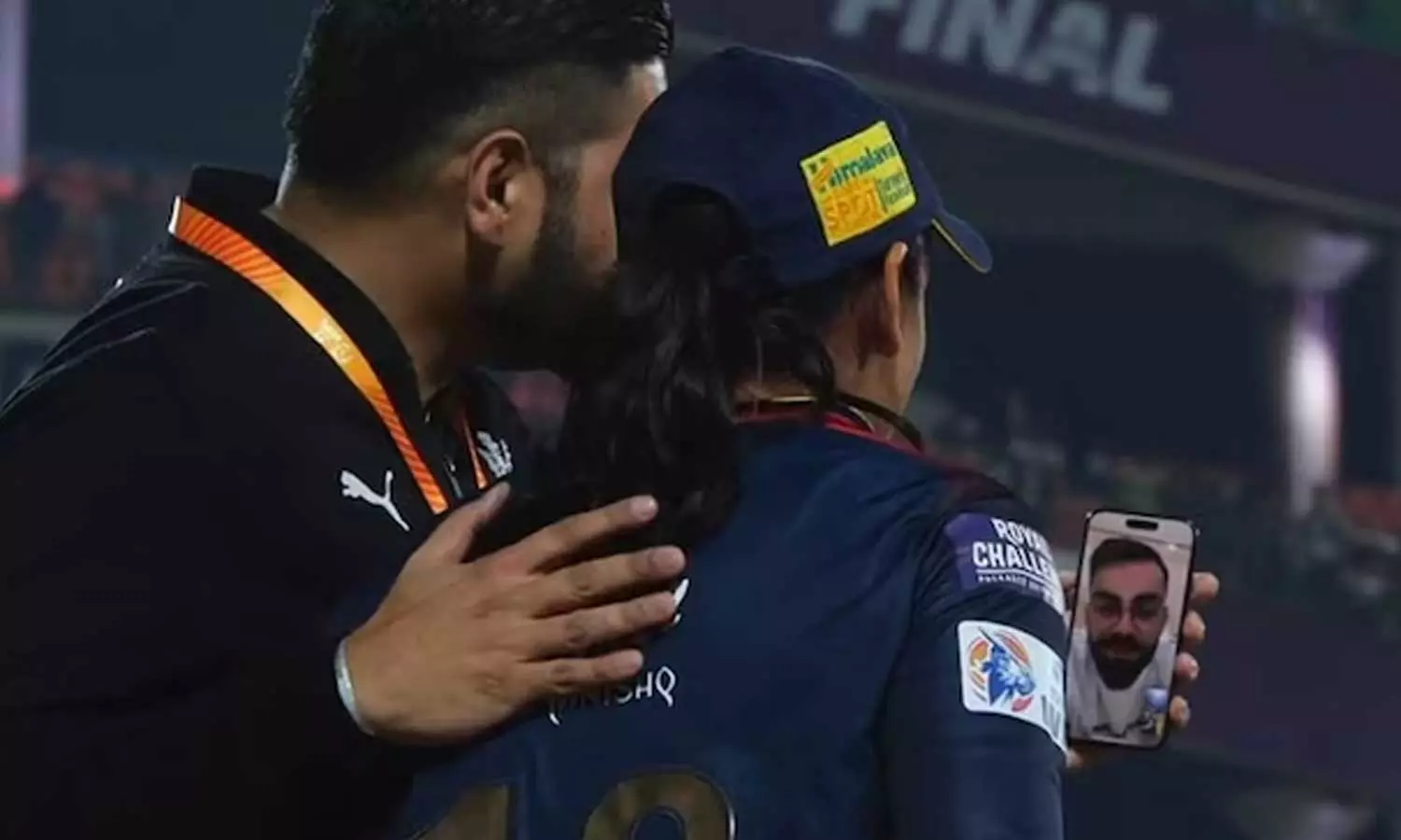 സൂപ്പര്‍ വുമണ്‍;  സ്മൃതി മന്ദാനക്ക് കോഹ്‍ലിയുടെ സര്‍പ്രൈസ്, വീഡിയോ ഏറ്റെടുത്ത് ആരാധകര്‍