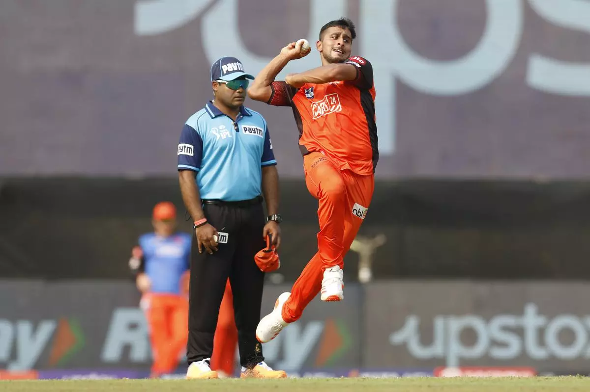 ഉമ്രാൻ മാലികിനെ സിക്സർ പറത്തുമെന്ന് ഷഹബാസ് അഹമ്മദ്; പരിശീലന മത്സരത്തിൽ സംഭവിച്ചത്- വീഡിയോ