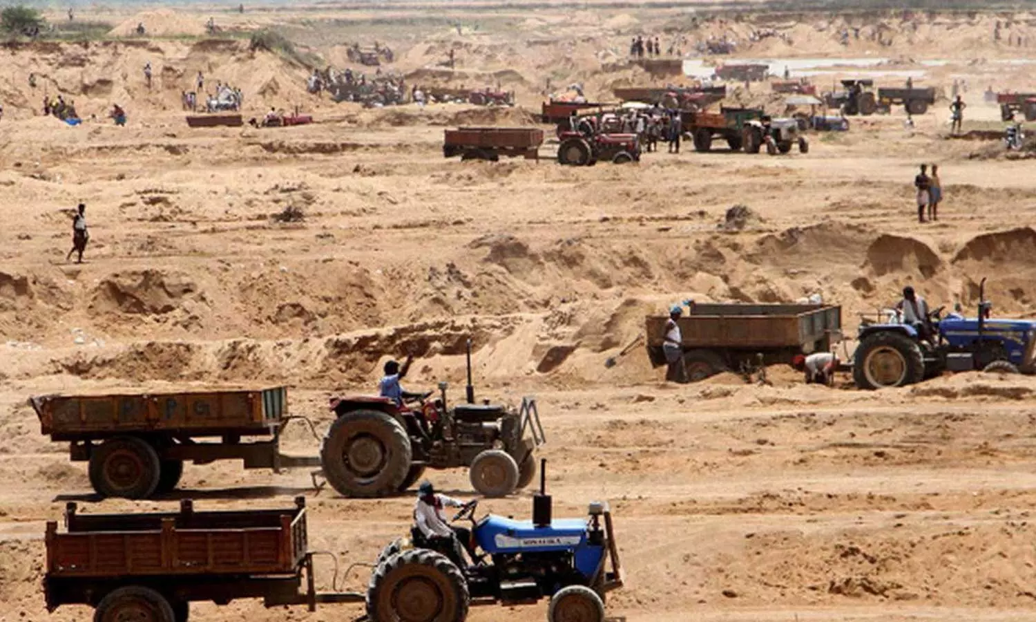 ബംഗളുരുവിൽ സ്കൂളിന് സമീപം സ്ഫോടകവസ്തുക്കളുമായി ട്രാക്ടർ ബംഗളുരുവിൽ സ്കൂളിന് സമീപം സ്ഫോടകവസ്തുക്കളുമായി ട്രാക്ടർ