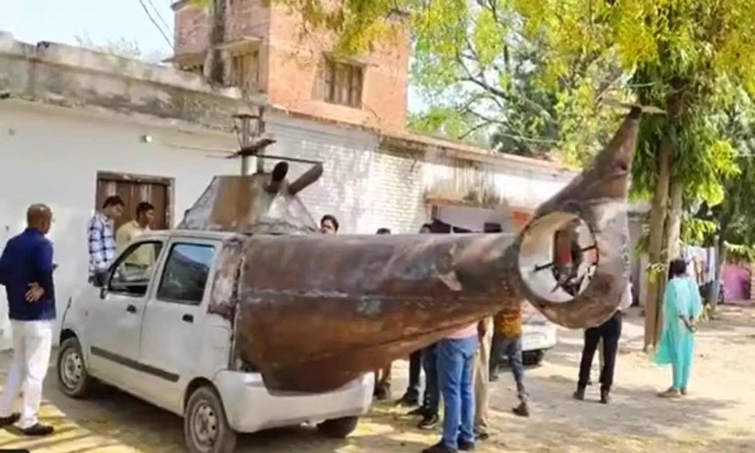 കാറിനെ ഹെലികോപ്റ്ററാക്കി; കയ്യോടെ പൊക്കി പൊലീസ്