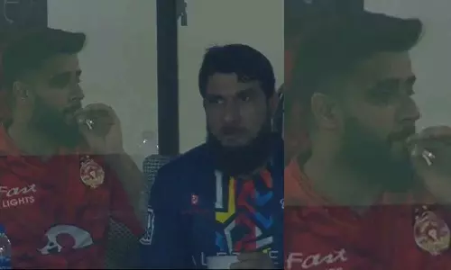 ഫൈനലിനിടെ ഡ്രസിങ് റൂമിലിരുന്ന് പുകവലിച്ച് പാകിസ്താന്റെ ഇമാദ് വാസിം; വിമര്‍ശനം