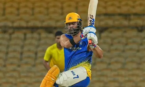 ഇത് സാമ്പിൾ വെടിക്കെട്ട്; പരിശീലനത്തിൽ കൂറ്റൻ ഹെലികോപ്റ്റർ സിക്‌സ് പറത്തി എംഎസ് ധോണി-വീഡിയോ