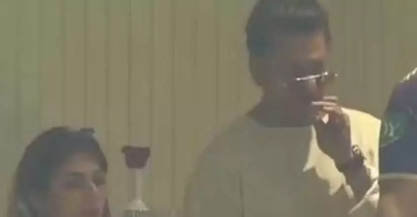 ഷാറൂഖ് ഖാന്‍ സ്റ്റേഡിയത്തില്‍ പുകവലിച്ചോ? സോഷ്യല്‍ മീഡിയയില്‍ വന്‍ വിവാദം