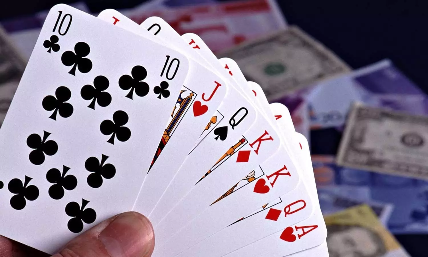 കളമശ്ശേരിയിൽ ചീട്ടുകളി സംഘം പിടിയിൽ; രണ്ടുലക്ഷം രൂപ പിടിച്ചെടുത്തു കളമശ്ശേരിയിൽ ചീട്ടുകളി സംഘം പിടിയിൽ; രണ്ടുലക്ഷം രൂപ പിടിച്ചെടുത്തു