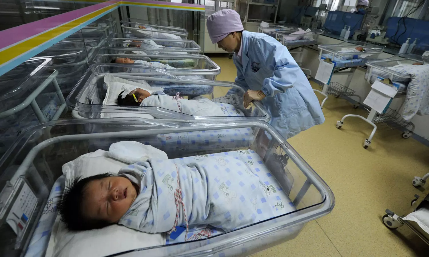 ചൈനയിലെ പ്രസവവാർഡുകൾ അടച്ചുപൂട്ടുന്നു; കാരണമിത് ചൈനയിലെ പ്രസവവാർഡുകൾ അടച്ചുപൂട്ടുന്നു; കാരണമിത്