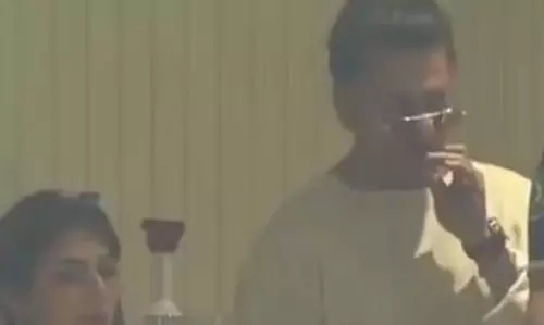 ഷാറൂഖ് ഖാന്‍ സ്റ്റേഡിയത്തില്‍ പുകവലിച്ചോ? സോഷ്യല്‍ മീഡിയയില്‍ വന്‍ വിവാദം