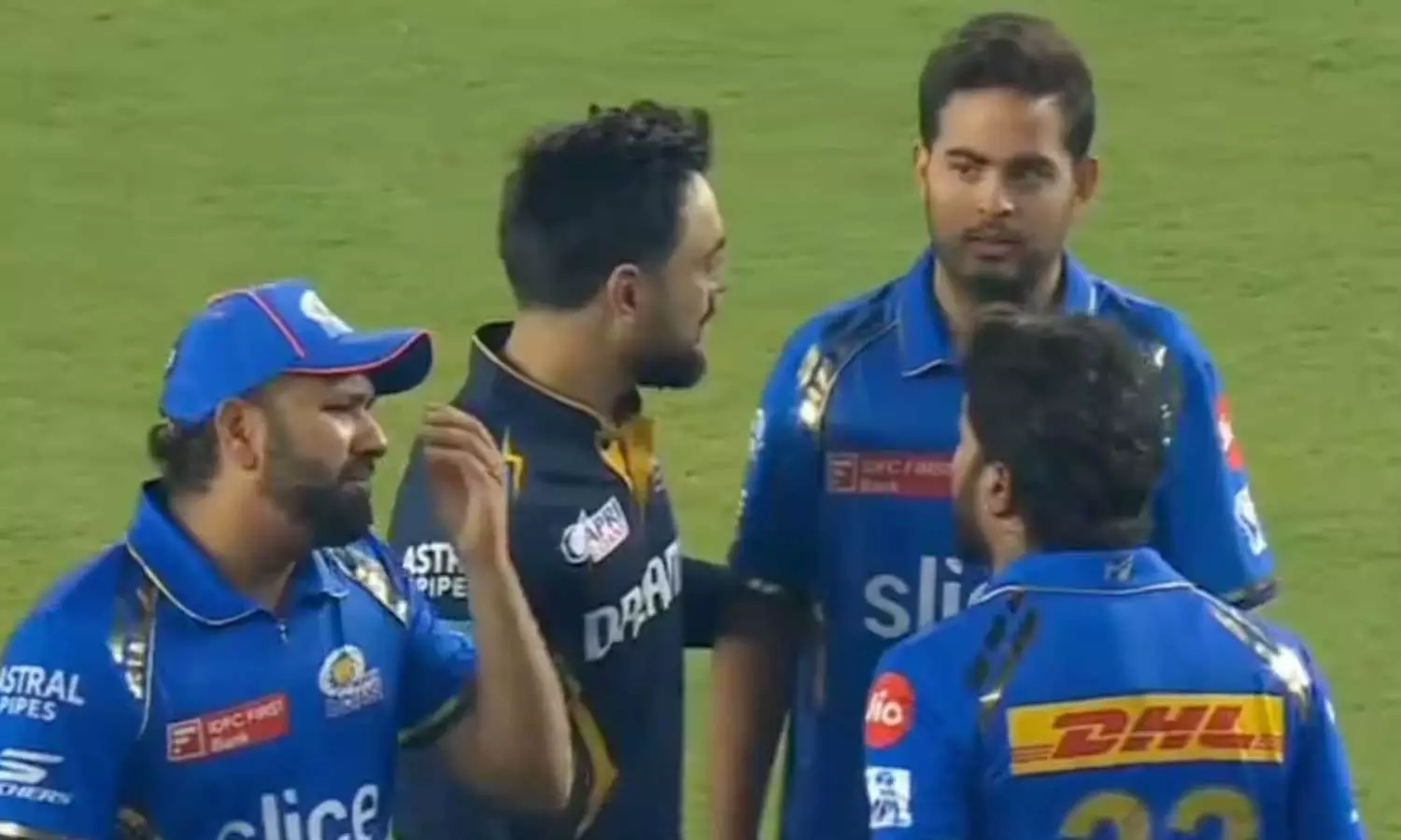 മത്സരത്തിലെ പിഴവുകള്; പാണ്ഡ്യയോട് കയര്ത്ത് രോഹിത്, കാഴ്ചക്കാരനായി ആകാശ് അംബാനി മത്സരത്തിലെ പിഴവുകള്; പാണ്ഡ്യയോട് കയര്ത്ത് രോഹിത്, കാഴ്ചക്കാരനായി ആകാശ് അംബാനി