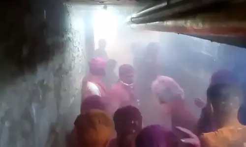 Holi,Fire,Ujjain, Mahakaleshwar Temple,തീപിടിത്തം,ഹോളി ആഘോഷം,മഹാകാലേശ്വര ക്ഷേത്രം,ക്ഷേത്രത്തില്‍ തീപിടിത്തം,മധ്യപ്രദേശ് ഹോളി,