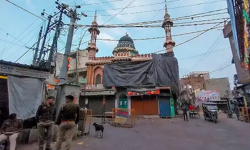 Mosques, Holi,Mosques Covered UP ,Holi inUP, UPHindu processions,Holi colours,, religious processions,UP communal violence,latest national news,യുപി വര്‍ഗീയ സംഘര്‍ഷങ്ങള്‍,ഹോളി ആഘോഷം,ഹോളി നിറങ്ങള്‍,ഹോളിഘോഷയാത്ര