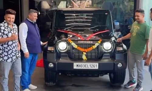 വാക്കു പാലിച്ച് ആനന്ദ് മഹീന്ദ്ര; സര്‍ഫറാസ് ഖാന്‍റെ പിതാവിന് ഥാര്‍ സമ്മാനിച്ചു