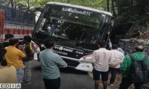 കെ.എസ്.ആര്‍.ടി.സി ബസ് അഴുക്കുചാലിൽ കുടുങ്ങി; താമരശ്ശേരി ചുരത്തിൽ ഗതാഗത തടസം