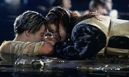 ജാക്ക് റോസിനെ രക്ഷിച്ച വാതില്‍ കഷ്ണം ലേലത്തില്‍ പോയത് ആറ് കോടിക്ക്