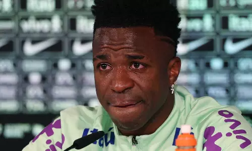 വംശീയ വാദികള്‍ എന്‍റെ മുഖം കണ്ട് കൊണ്ടിരിക്കട്ടെ; പത്ര സമ്മേളനത്തിനിടെ പൊട്ടിക്കരഞ്ഞ് വിനീഷ്യസ് ജൂനിയര്‍