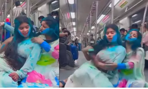 ഡൽഹി മെട്രോയിൽ ഹോളി ആഘോഷിച്ച് യുവതികളുടെ നൃത്തം; വീഡിയോ വ്യാജമല്ലെന്ന് ആൾട്ട് ന്യൂസ് റിപ്പോർട്ട്