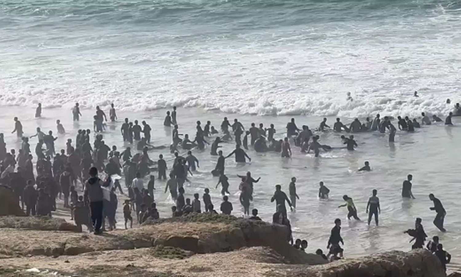 ഭക്ഷ്യക്കിറ്റുകൾ ശേഖരിക്കാൻ കടലിൽ ഇറങ്ങിയ 18 ഫലസ്തീനികൾ മുങ്ങിമരിച്ചു ഭക്ഷ്യക്കിറ്റുകൾ ശേഖരിക്കാൻ കടലിൽ ഇറങ്ങിയ 18 ഫലസ്തീനികൾ മുങ്ങിമരിച്ചു