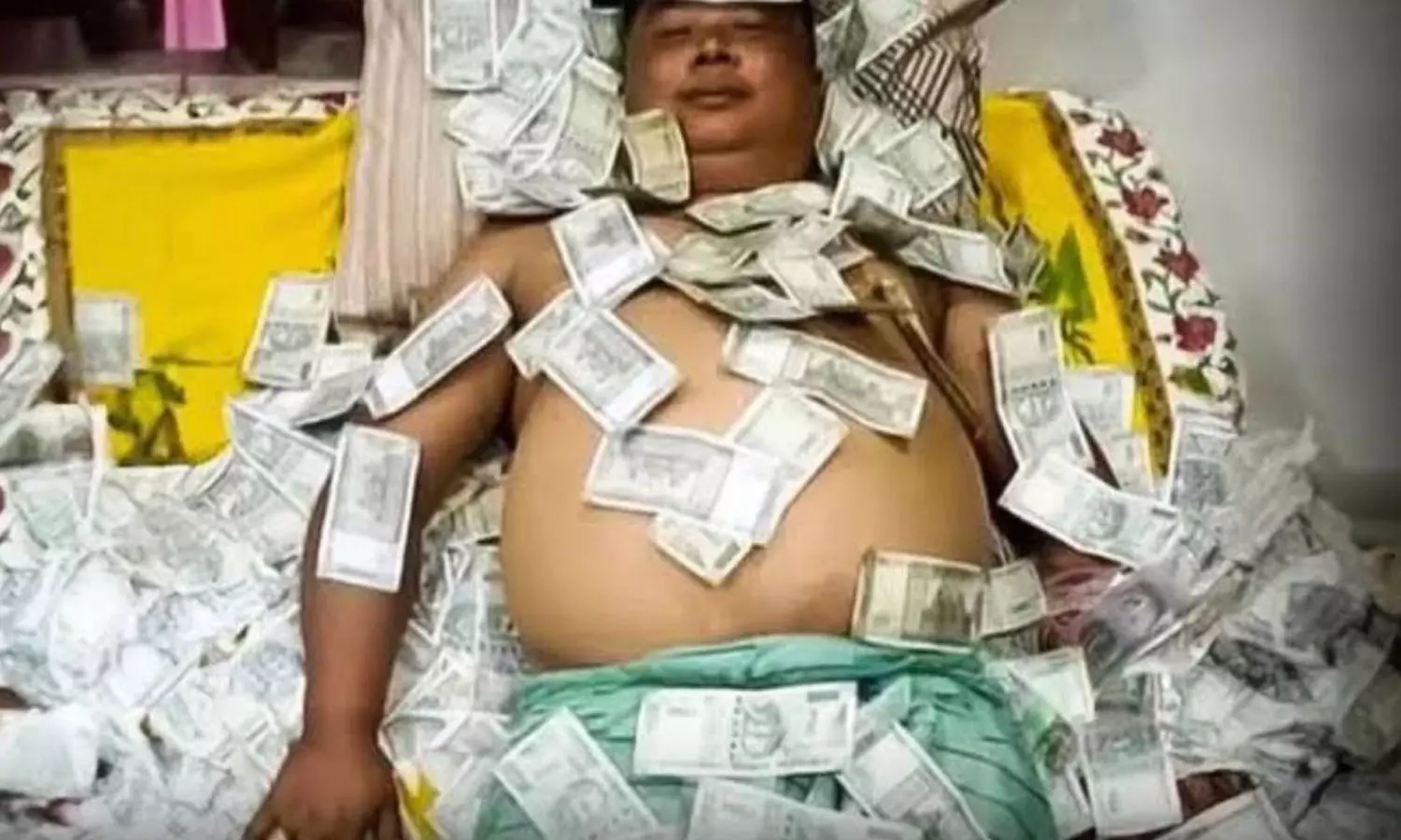 നോട്ടുകൂമ്പാരത്തിൽ കിടക്കുന്ന നേതാവ്; വിവാദത്തിൽ കുടുങ്ങി ബി.ജെ.പി സഖ്യകക്ഷി നോട്ടുകൂമ്പാരത്തിൽ കിടക്കുന്ന നേതാവ്; വിവാദത്തിൽ കുടുങ്ങി ബി.ജെ.പി സഖ്യകക്ഷി