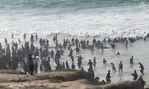 ഭക്ഷ്യക്കിറ്റുകൾ ശേഖരിക്കാൻ കടലിൽ ഇറങ്ങിയ 18 ഫലസ്തീനികൾ മുങ്ങിമരിച്ചു ഭക്ഷ്യക്കിറ്റുകൾ ശേഖരിക്കാൻ കടലിൽ ഇറങ്ങിയ 18 ഫലസ്തീനികൾ മുങ്ങിമരിച്ചു