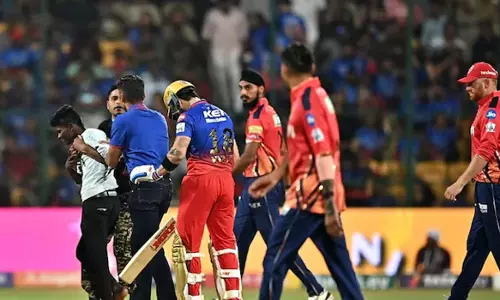 വിരാട് കോഹ്‌ലിക്കരികിലേക്ക് ഓടിയെത്തിയ ആരാധകനെ ക്രൂരമായി മര്‍ദ്ദിച്ച് സുരക്ഷാ ഉദ്യോഗസ്ഥര്‍-വീഡിയോ