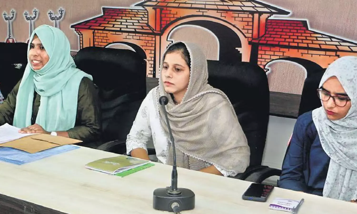 വിവാദകാലത്ത് ഹരിത നേതാക്കള് കോഴിക്കോട് പ്രസ് ക്ലബില് നടത്തിയ വാര്ത്താ സമ്മേളനം വിവാദകാലത്ത് ഹരിത നേതാക്കള് കോഴിക്കോട് പ്രസ് ക്ലബില് നടത്തിയ വാര്ത്താ സമ്മേളനം