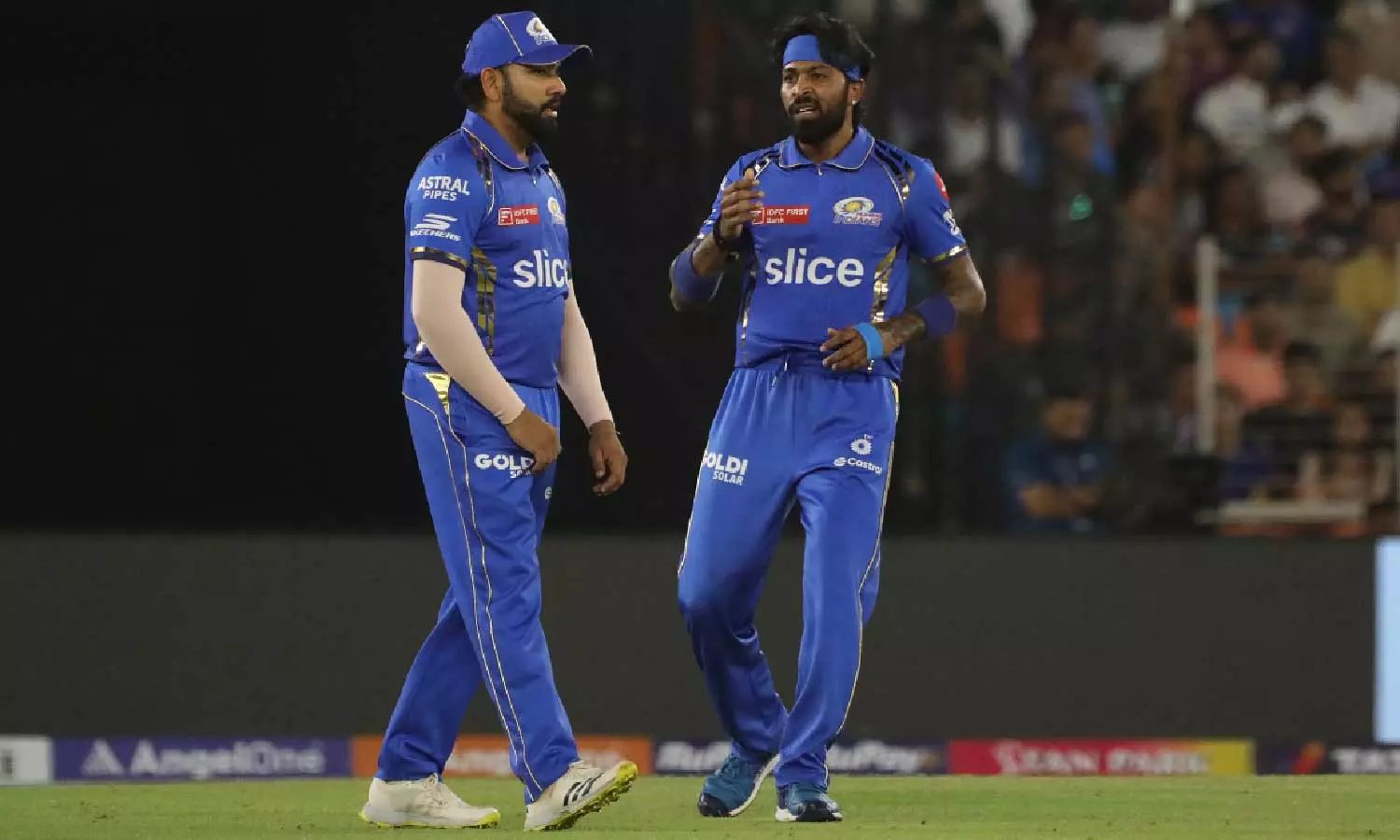 പാണ്ഡ്യയെ ബൗണ്ടറിയിലേക്കയച്ച് രോഹിത്; കര്മ എന്ന് ആരാധകര് പാണ്ഡ്യയെ ബൗണ്ടറിയിലേക്കയച്ച് രോഹിത്; കര്മ എന്ന് ആരാധകര്