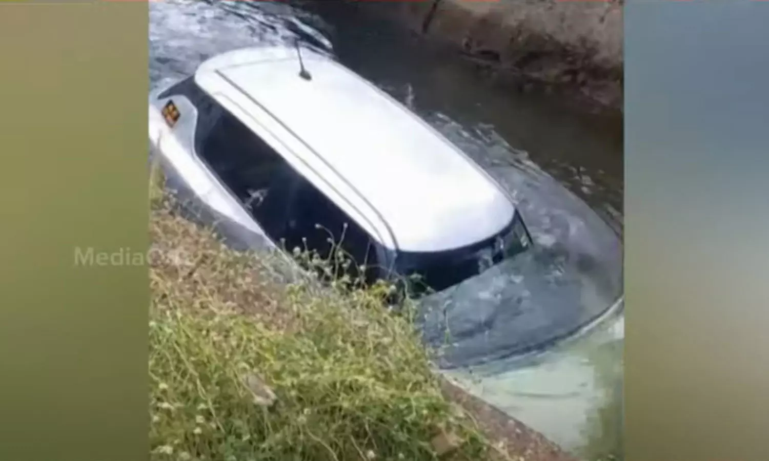കനാലിൽ വീണ് കാർ;  അത്ഭുതകരമായി രക്ഷപ്പെട്ട് യാത്രികർ