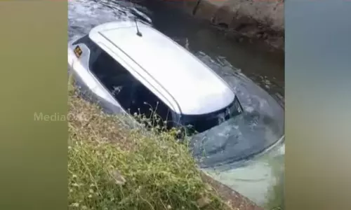 കനാലിൽ വീണ് കാർ;  അത്ഭുതകരമായി രക്ഷപ്പെട്ട് യാത്രികർ