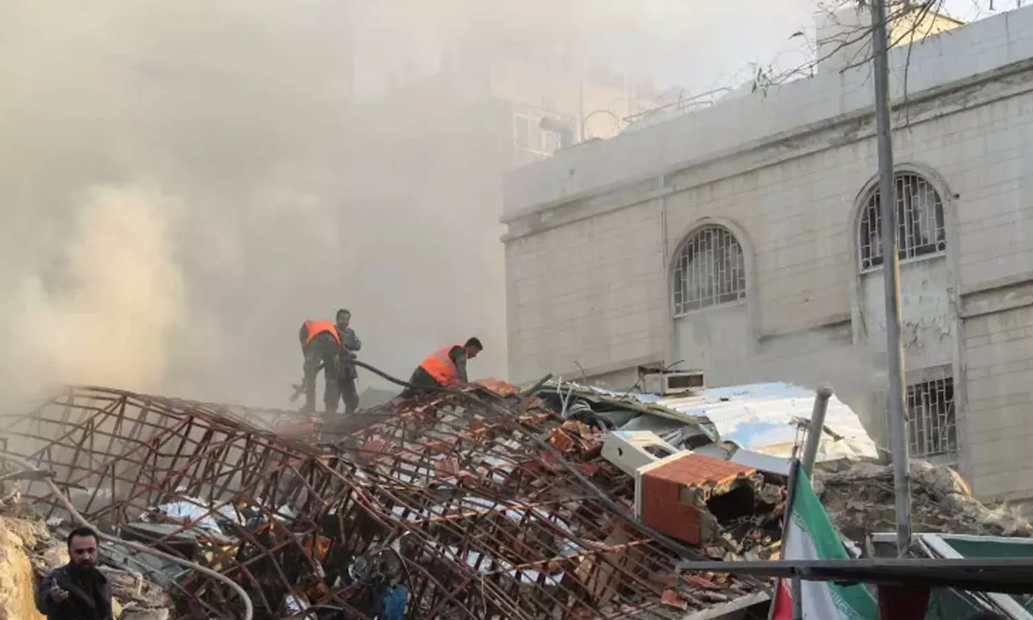 ദമസ്കസിലെ ഇറാൻ കോൺസുലേറ്റ് ആക്രമിച്ച് ഇസ്രായേൽ ദമസ്കസിലെ ഇറാൻ കോൺസുലേറ്റ് ആക്രമിച്ച് ഇസ്രായേൽ