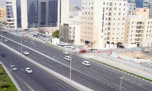 വാഹനങ്ങളുടെ നിയമവിരുദ്ധ ഓവർടേക്കിങ് കണ്ടെത്തുന്നതിന് പുതിയ നിരീക്ഷണ സംവിധാനങ്ങൾ ഏർപ്പെടുത്തി  ഖത്തർ