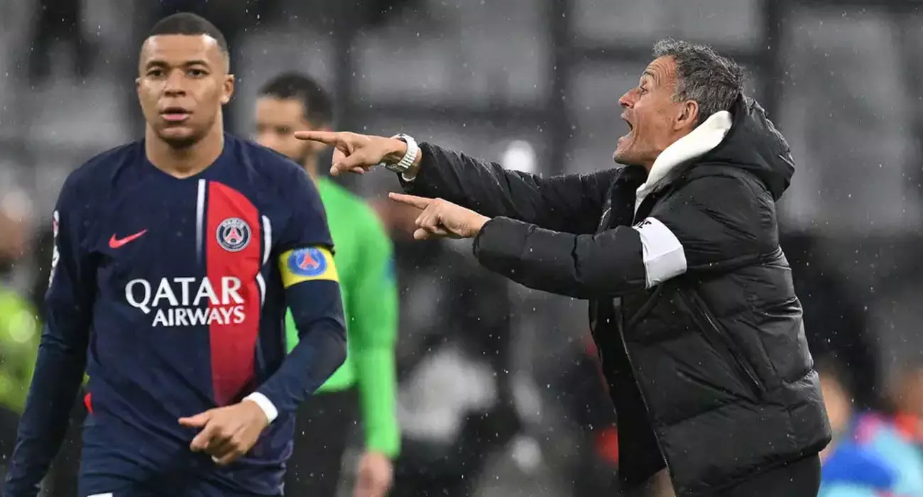 കളിക്കളത്തിൽ നിന്നു പിൻവലിച്ചു; പിഎസ്ജി പരിശീലകനെ തെറിവിളിച്ച് എംബാപെ കളിക്കളത്തിൽ നിന്നു പിൻവലിച്ചു; പിഎസ്ജി പരിശീലകനെ തെറിവിളിച്ച് എംബാപെ