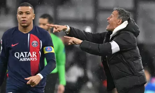 കളിക്കളത്തിൽ നിന്നു പിൻവലിച്ചു; പിഎസ്ജി പരിശീലകനെ തെറിവിളിച്ച് എംബാപെ