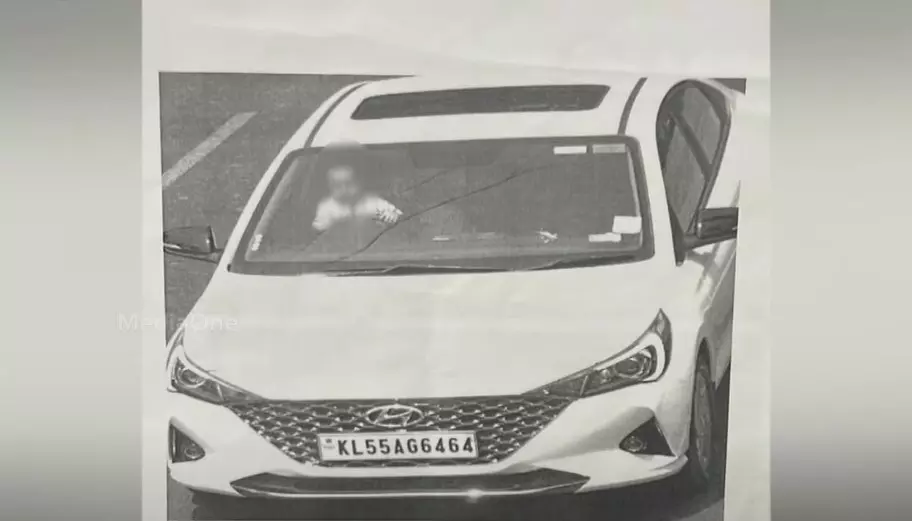 മൂന്ന് വയസുകാരനെ മടിയിലിരുത്തി കാറോടിച്ചു; മലപ്പുറം സ്വദേശിയുടെ ലൈസൻസ് സസ്പെൻഡ് ചെയ്തു മൂന്ന് വയസുകാരനെ മടിയിലിരുത്തി കാറോടിച്ചു; മലപ്പുറം സ്വദേശിയുടെ ലൈസൻസ് സസ്പെൻഡ് ചെയ്തു