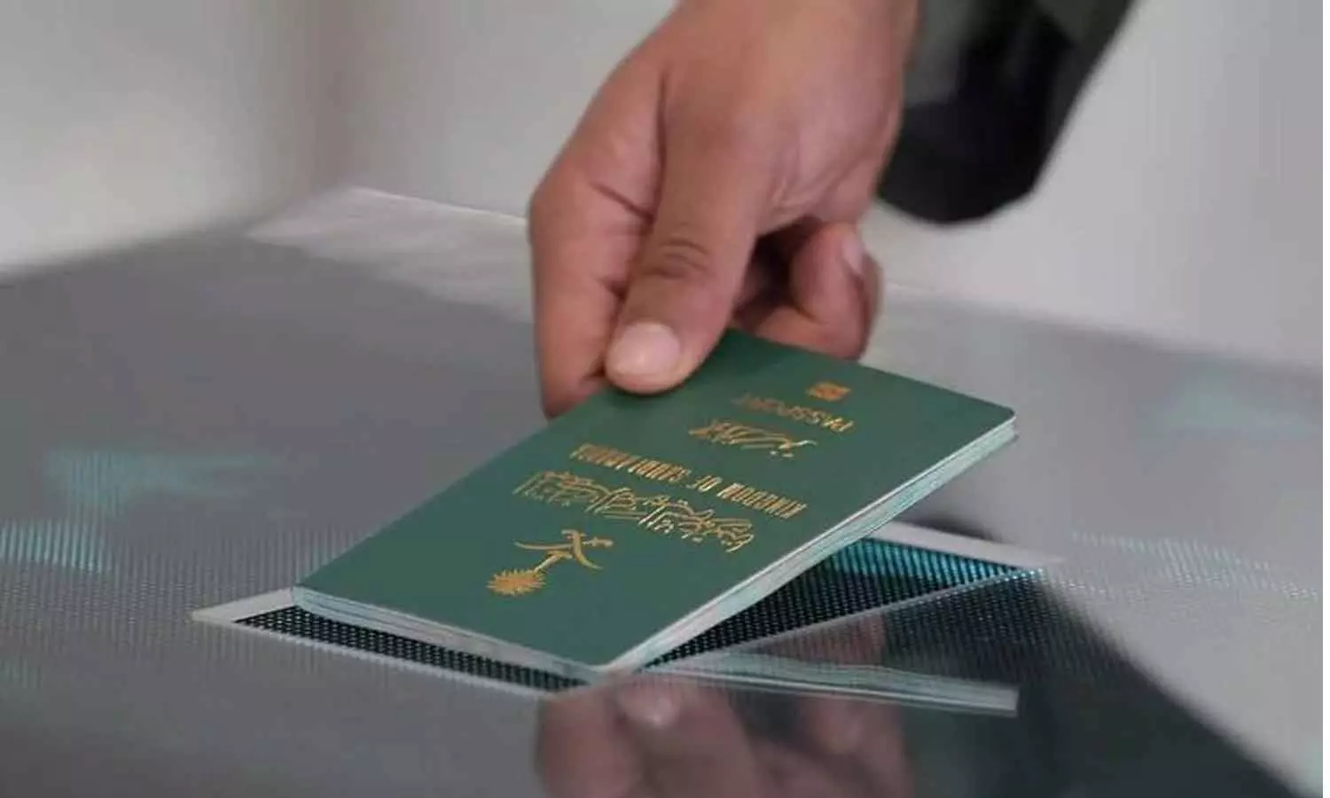 സൗദിയിലെ വിമാനത്താവളങ്ങളില് സ്മാര്ട്ട് ഗേറ്റുകള് പ്രവര്ത്തനമാരംഭിച്ചു സൗദിയിലെ വിമാനത്താവളങ്ങളില് സ്മാര്ട്ട് ഗേറ്റുകള് പ്രവര്ത്തനമാരംഭിച്ചു