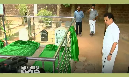 KS Hamza offered prayers at the grave of Hyderali KS Hamza offered prayers at the grave of Hyderali