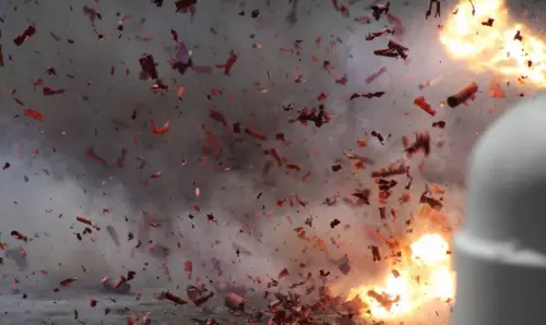 ബോംബ് നിർമാണത്തിനിടെ സ്ഫോടനം; പതിനേഴുകാരന്റെ കൈപ്പത്തികൾ അറ്റു ബോംബ് നിർമാണത്തിനിടെ സ്ഫോടനം; പതിനേഴുകാരന്റെ കൈപ്പത്തികൾ അറ്റു