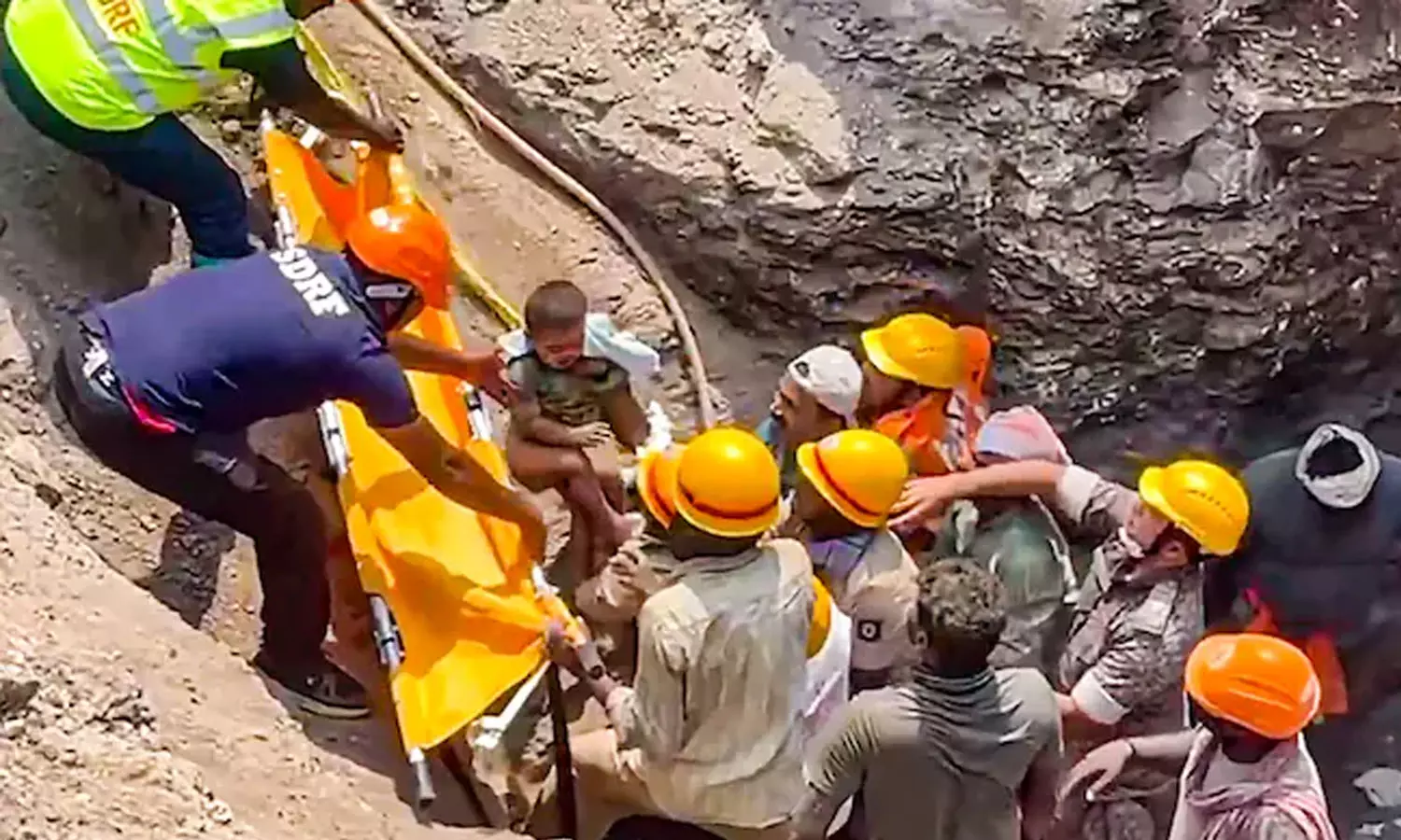 തലകുത്തനെ കുഴല്‍കിണറില്‍ വീണ രണ്ടുവയസുകാരനെ 20 മണിക്കൂറിന് ശേഷം പുറത്തെത്തിച്ചു