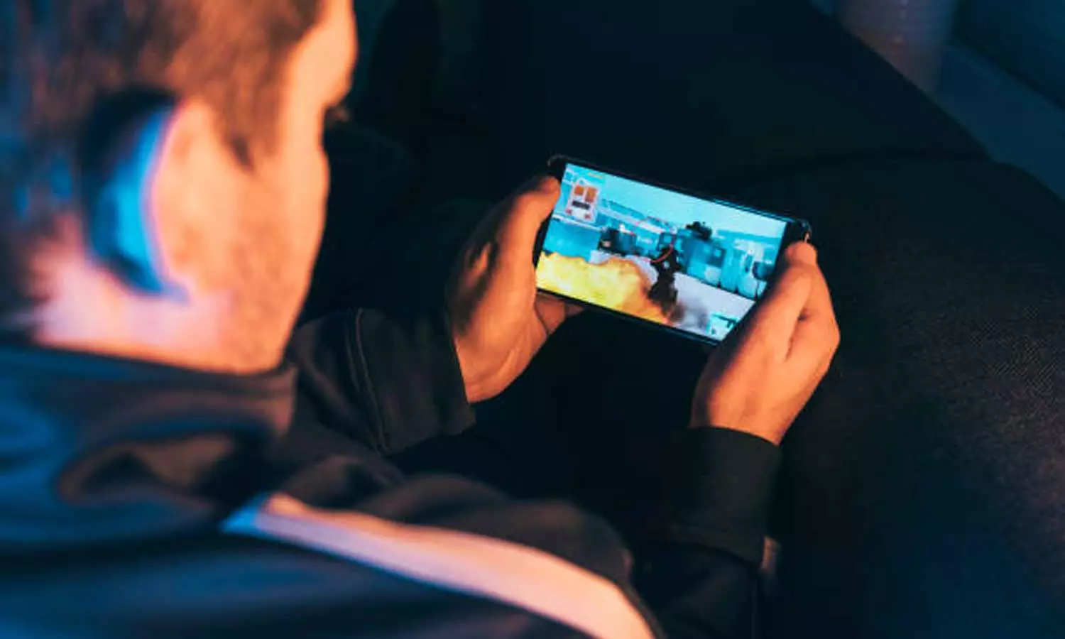 അമ്മയുടെ ഫോണിൽ ഓൺലൈൻ ഗെയിം കളിച്ച് രണ്ട് ലക്ഷം നഷ്ടപ്പെട്ടു; ജീവനൊടുക്കി 18കാരൻ അമ്മയുടെ ഫോണിൽ ഓൺലൈൻ ഗെയിം കളിച്ച് രണ്ട് ലക്ഷം നഷ്ടപ്പെട്ടു; ജീവനൊടുക്കി 18കാരൻ