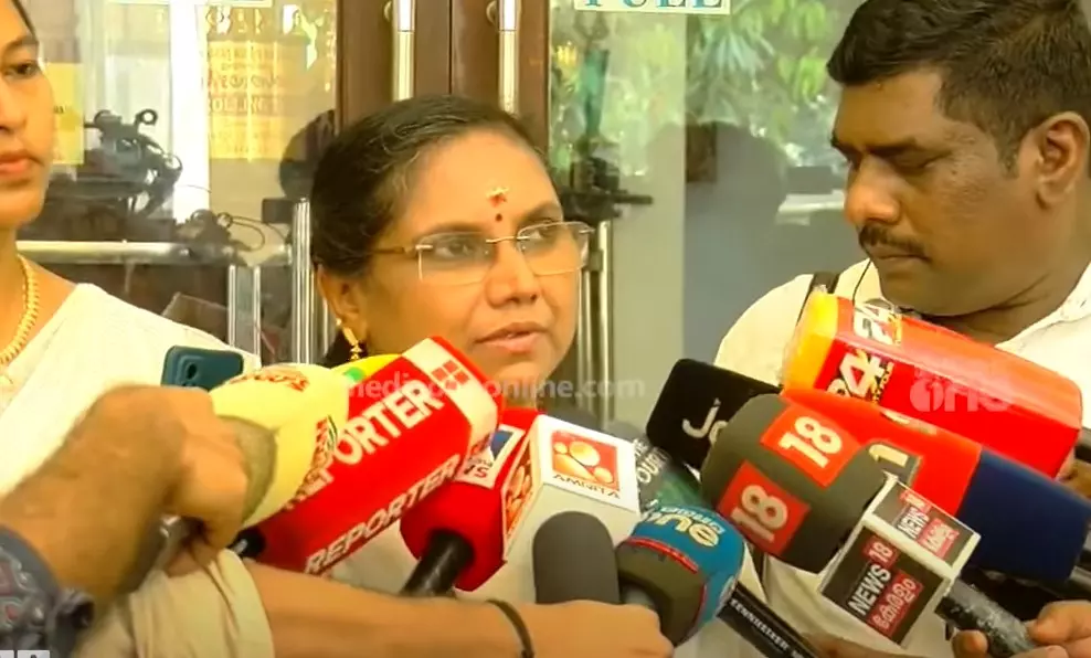 പി.ബി അനിത തിരികെ ജോലിയിൽ പ്രവേശിച്ചു; മെഡിക്കൽ കോളജിലെത്തിയത് അതിജീവിതക്കൊപ്പം