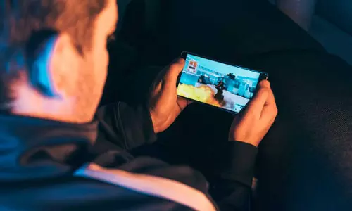 അമ്മയുടെ ഫോണിൽ ഓൺലൈൻ ഗെയിം കളിച്ച്  രണ്ട് ലക്ഷം നഷ്ടപ്പെട്ടു; ജീവനൊടുക്കി 18കാരൻ