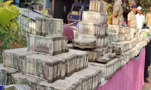 Karnataka Police ,Karnataka,Lok Sabha polls 2024,Bellary town of Karnataka, raid കര്‍ണാടക,ലോക്സഭാ തെരഞ്ഞെടുപ്പ്,ഹവാല ഇടപാട്, കര്‍ണാടക റെയ്ഡ്