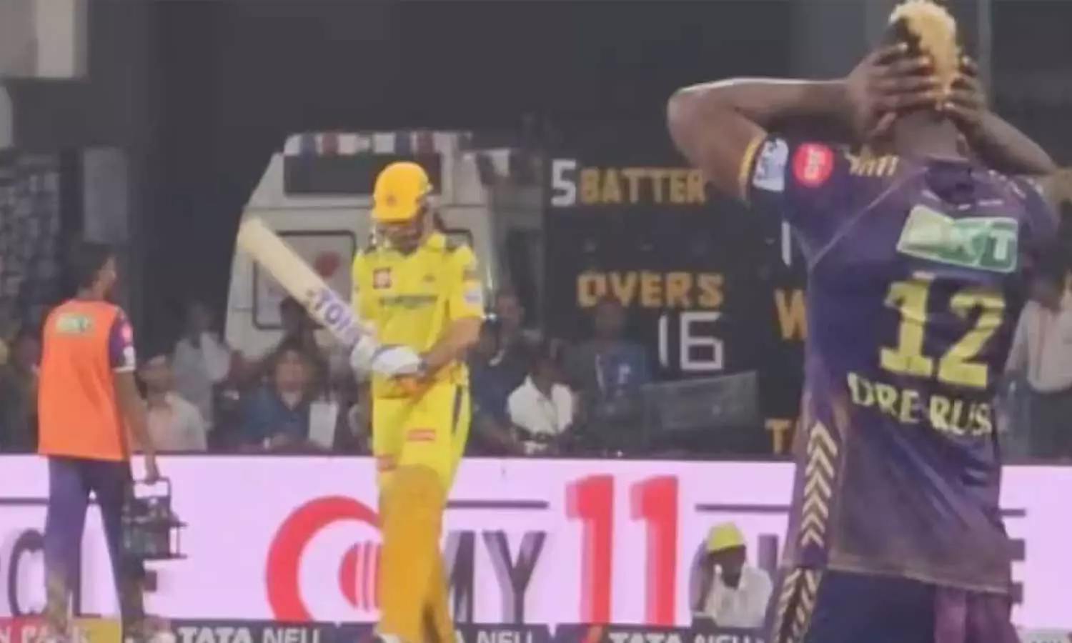 ധോണി ഗ്രൗണ്ടിലേക്ക്;  ഗാലറിയില്‍ നിലക്കാത്ത ആരവം, ചെവി പൊത്തി റസൽ